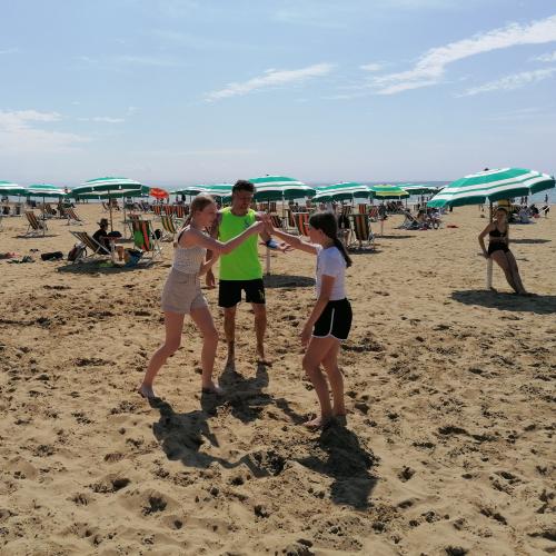 Schüler:innen am Strand
