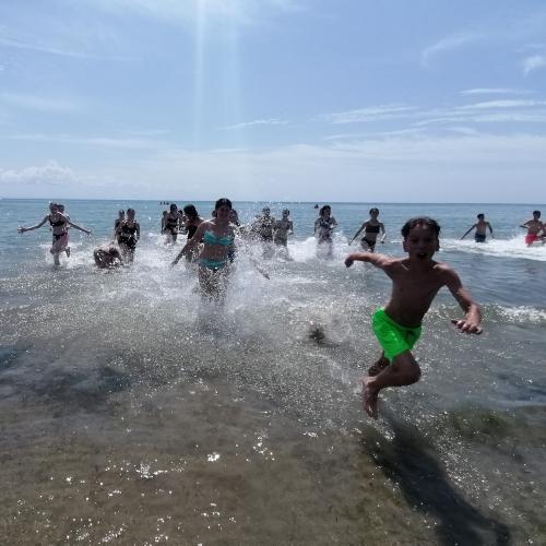 Schüler:innen im Meer