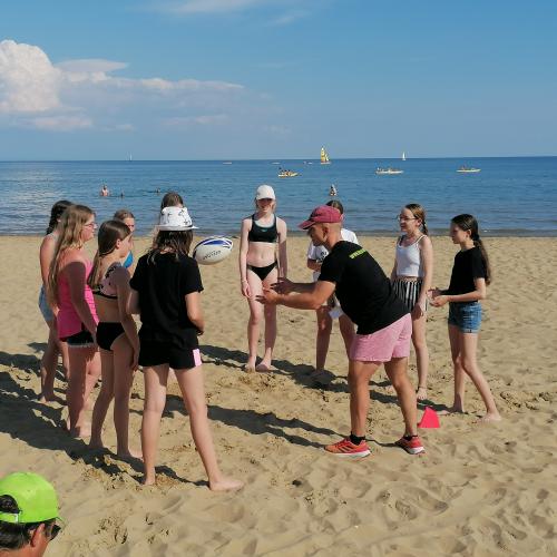Schüler:innen am Strand