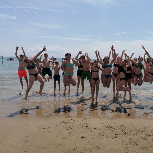 Schüler:innen am Strand