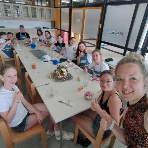 Schülerinnen und Schüler am Tisch