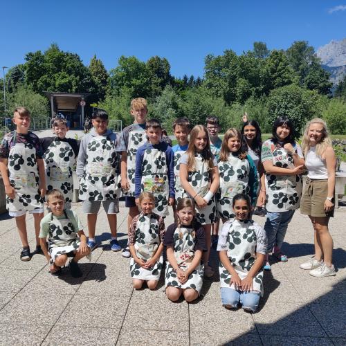 Schülerinnen der 1a Klasse mit Kochschürzen
