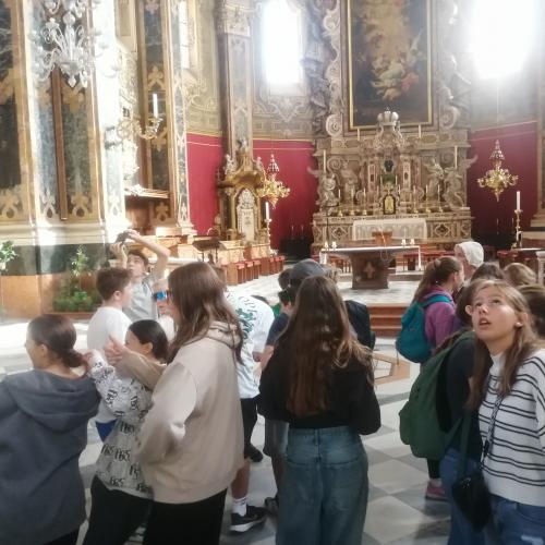 Besichtigung einer Kirche in Südtirol