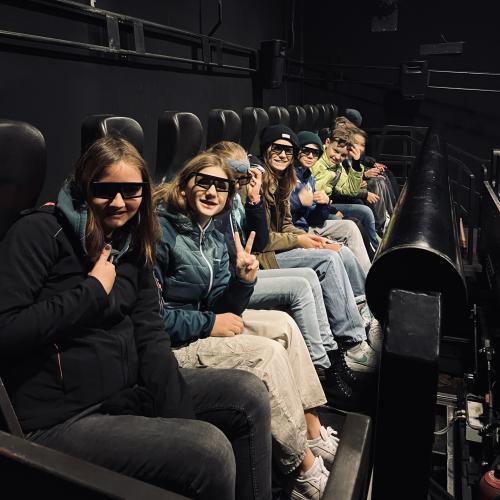 Schüler:innen im Kino mit 3D-Brillen