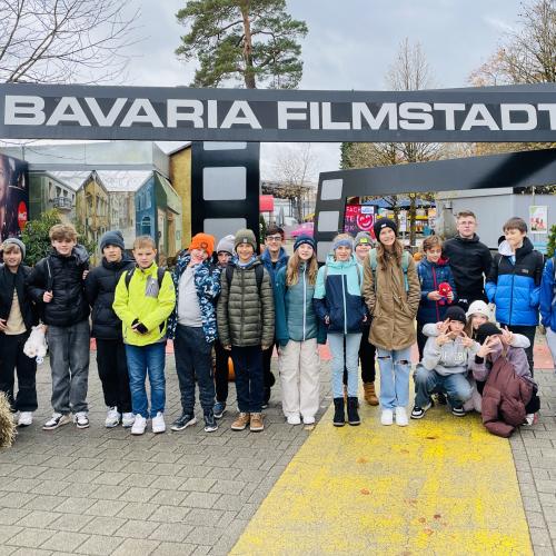 Gruppenfoto vor der Bavaria Filmstadt