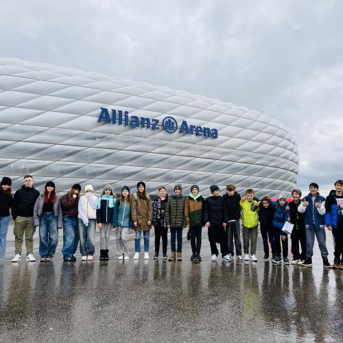 Gruppenfoto vor der Allianz-Arena