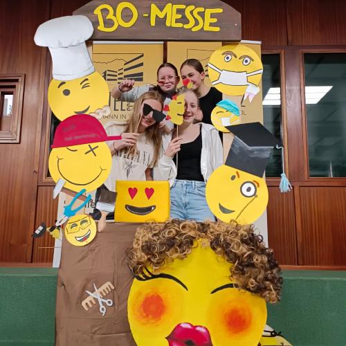 Schüler:innen bei der Fotobox