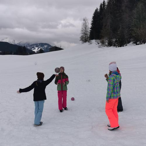 Kinder im Skilager.
