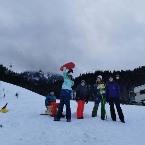 Kinder im Skilager.
