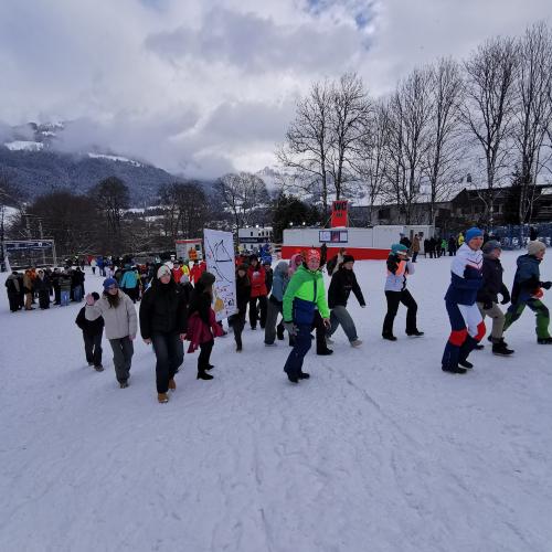 Schüer:innen auf dem Weg in den Zuschauerraum des Hahnenkammrennens.