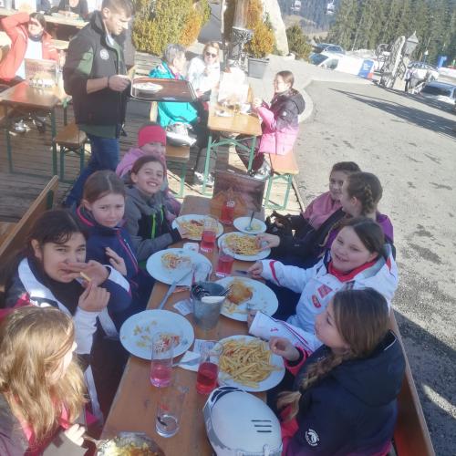 Schüler:innen beim Mittagessen