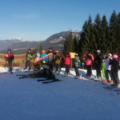 Schüler:innen beim Skifahren
