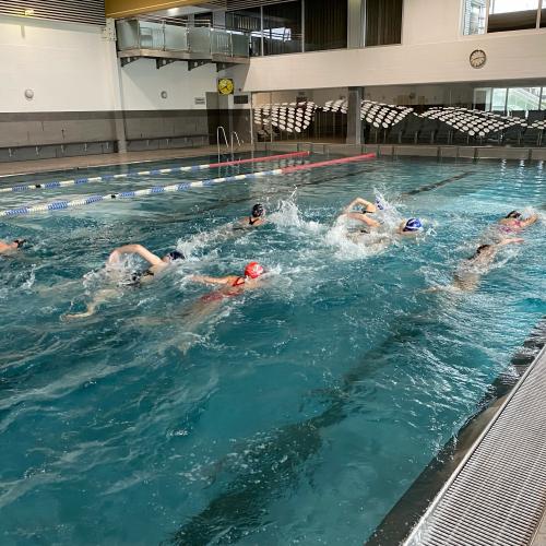 Schülerinnen beim Schwimmen