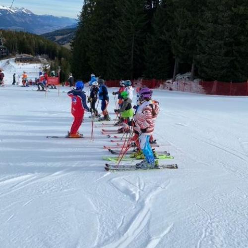 Schüler:innen auf der Piste