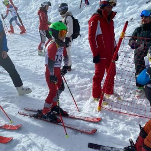 Schüler:innen auf der Piste