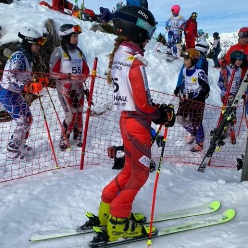 Schüler:innen auf der Piste
