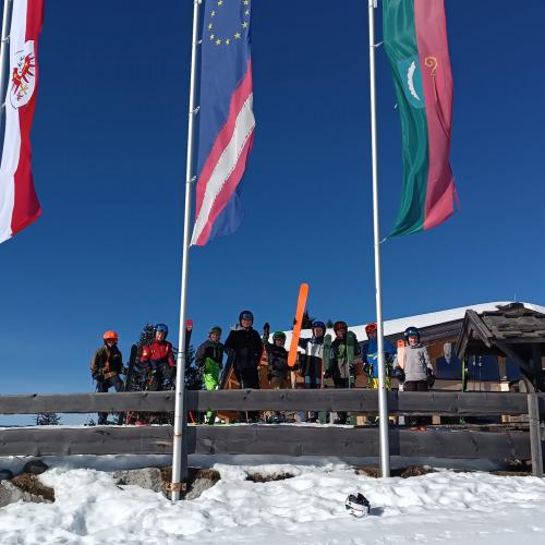 Schüler:innen bei der Almhütte