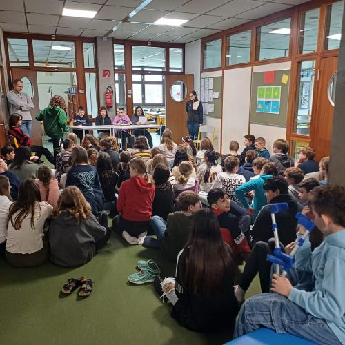 Schüler:innen versammeln sich zum Vorlesetag
