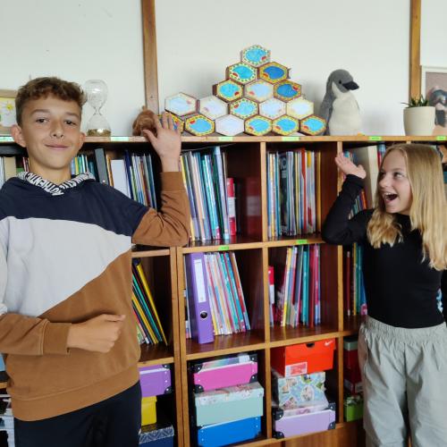 Schüler:innen bei den Zellen