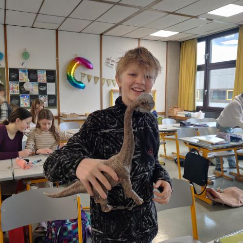 Schüler:innen mit Fossilien