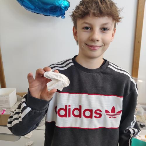 Schüler:innen mit Fossilien