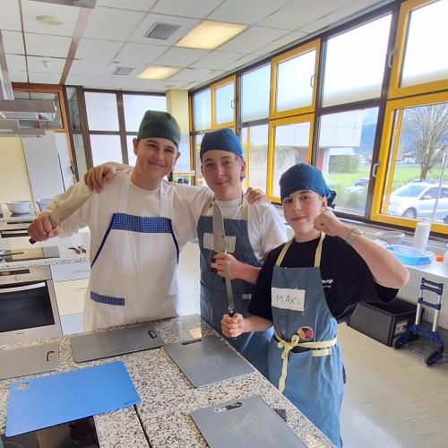 Schüler:innen beim Sushi machen