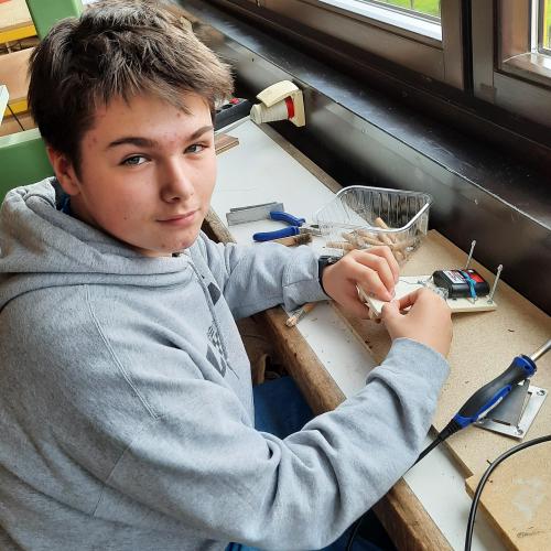 Schüler beim Werken 