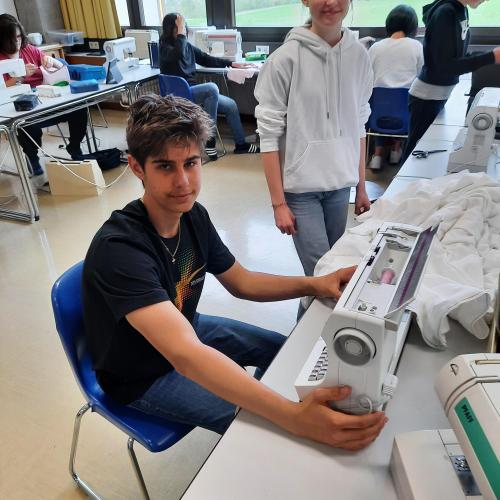 Schüler:innen beim Werken