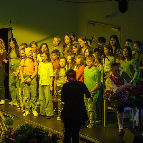 Schüler:innen beim Singen