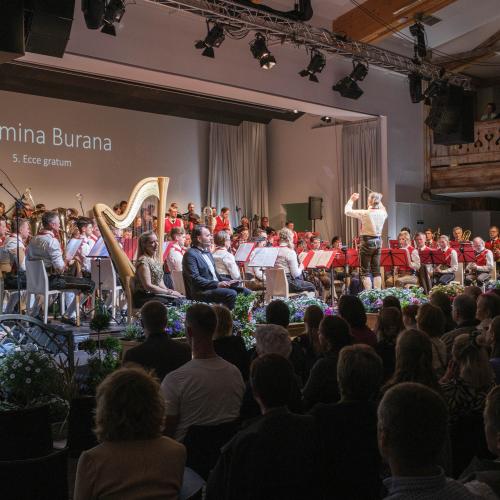 Blick auf die Bühne und auf die Mitwirkenden