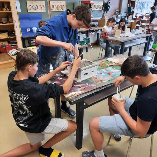 Schüler beim Werken