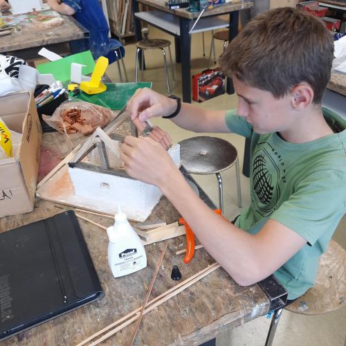 Schüler beim Werken