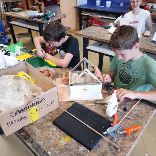 Schüler beim Werken