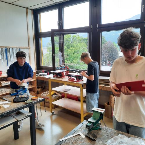 Schüler beim Werken