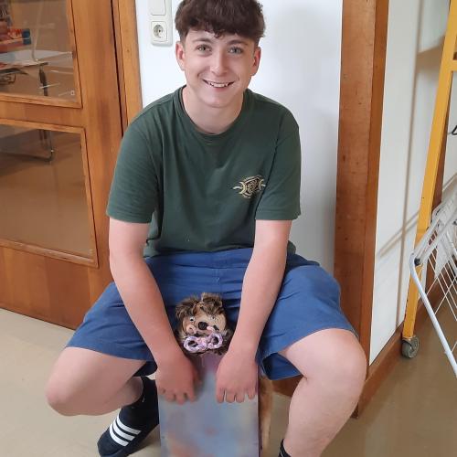 Schüler mit Werkstück