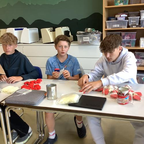 Schüler:innen im Werkraum beim Erstellen der Herzen
