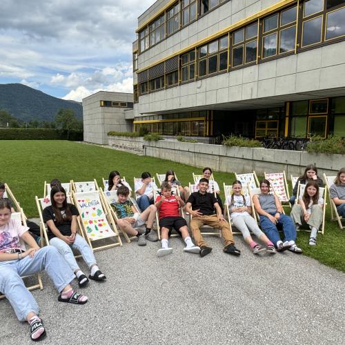 Schüler:innen mit ihren Sonnenliegen