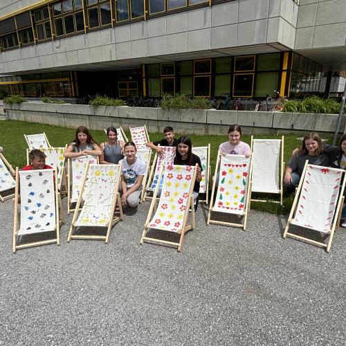 Schüler:innen mit ihren Sonnenliegen