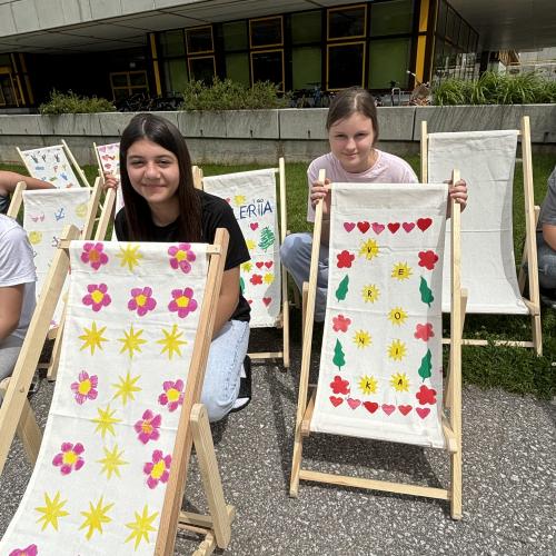 Schüler:innen mit ihren Sonnenliegen