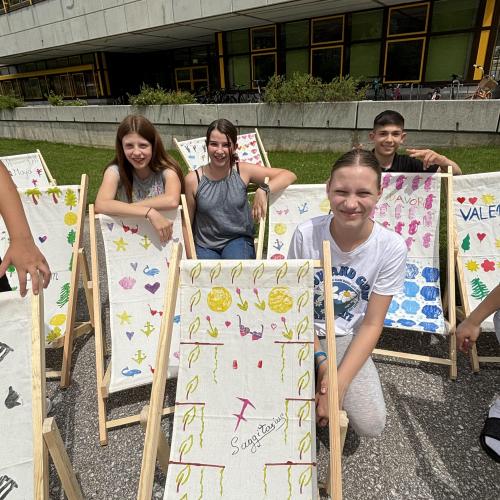 Schüler:innen mit ihren Sonnenliegen