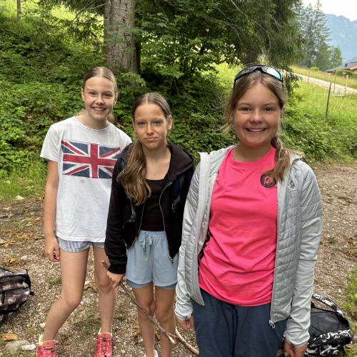 Schüler:innen beim Wandern
