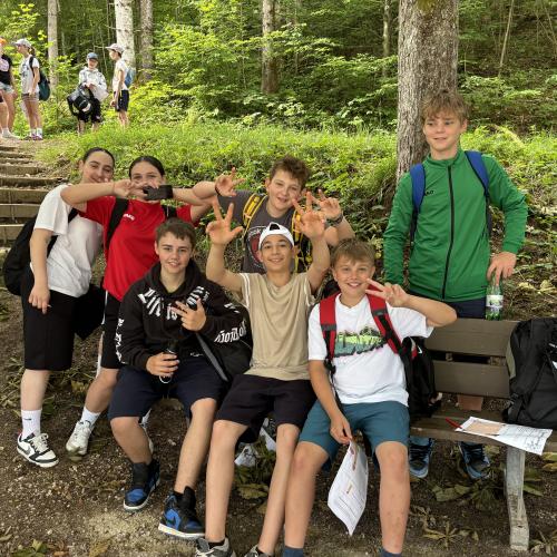 Schüler:innen beim Wandern