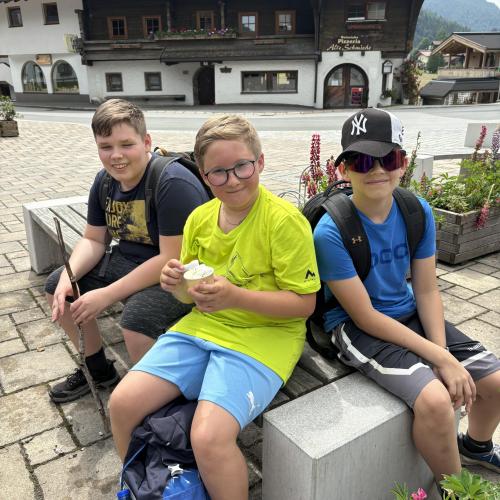 Schüler:innen beim Eisessen