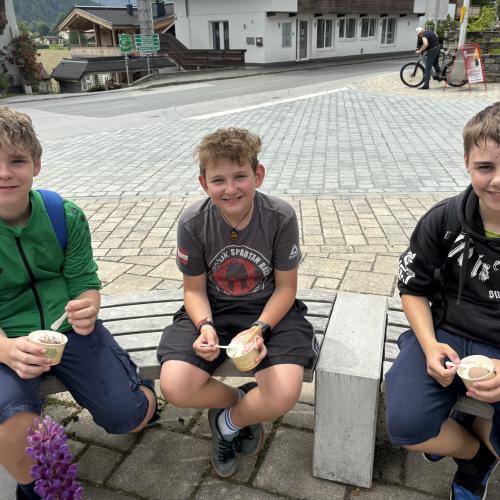 Schüler:innen beim Eisessen