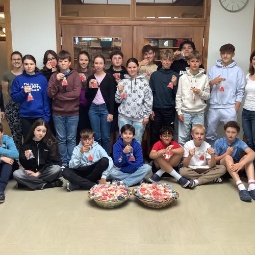 Klassenfoto mit Herzen