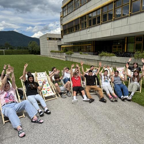 Schüler:innen mit ihren Sonnenliegen