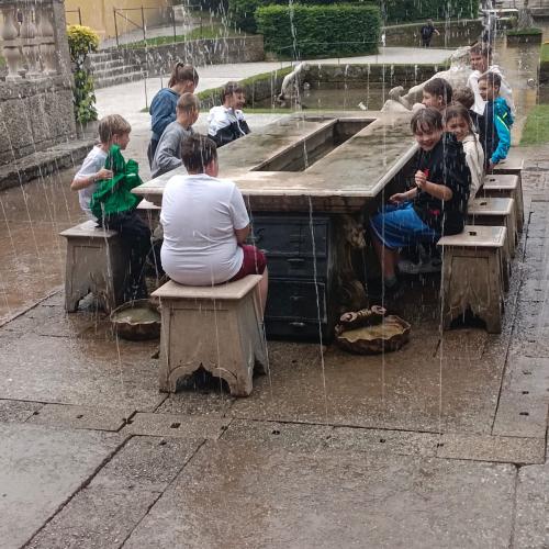 Schüler:innen bei den Wasserspielen