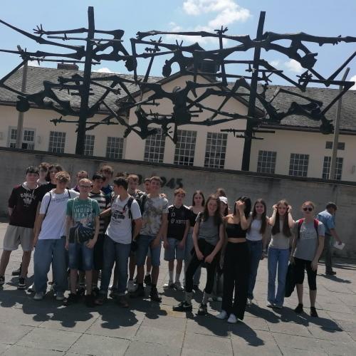 Schüler:innen vor der Gedenkstätte