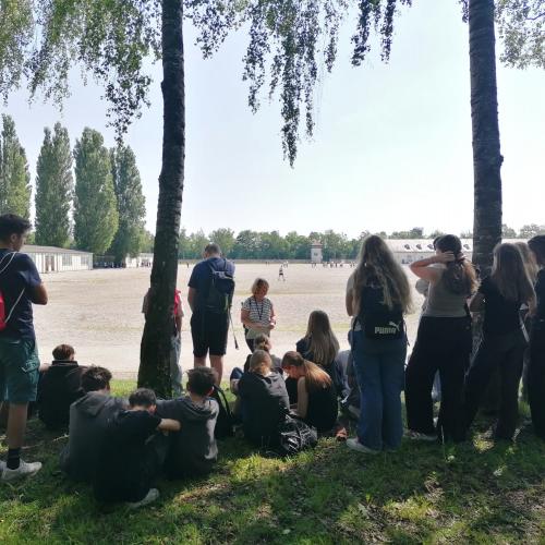 Schüler:innen vor der Gedenkstätte