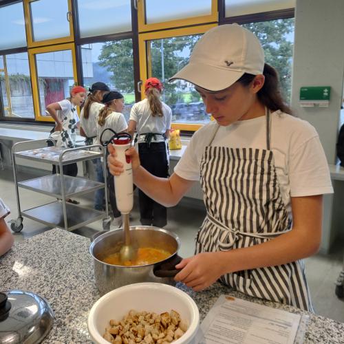 Schülerinnen beim Kochen